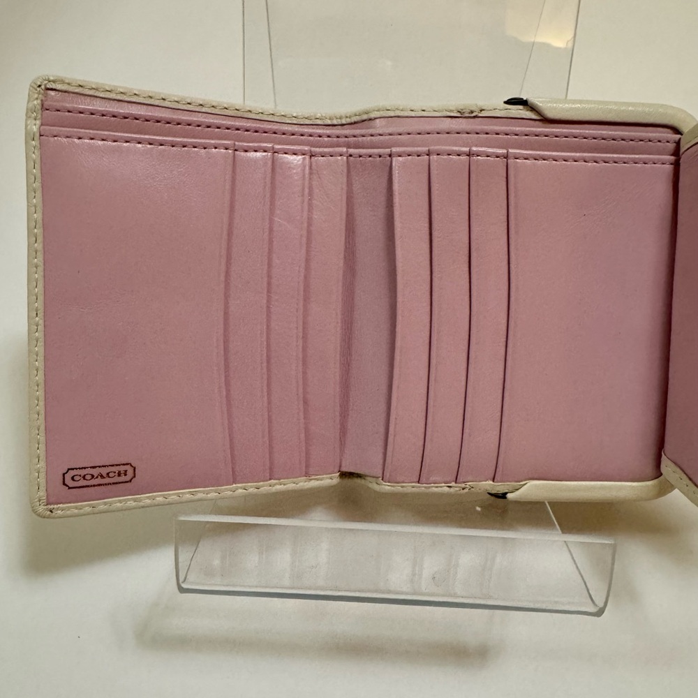Coach Cream Leather Kiss-Lock Wallet with Brass Hardware - Picture 4 of 10